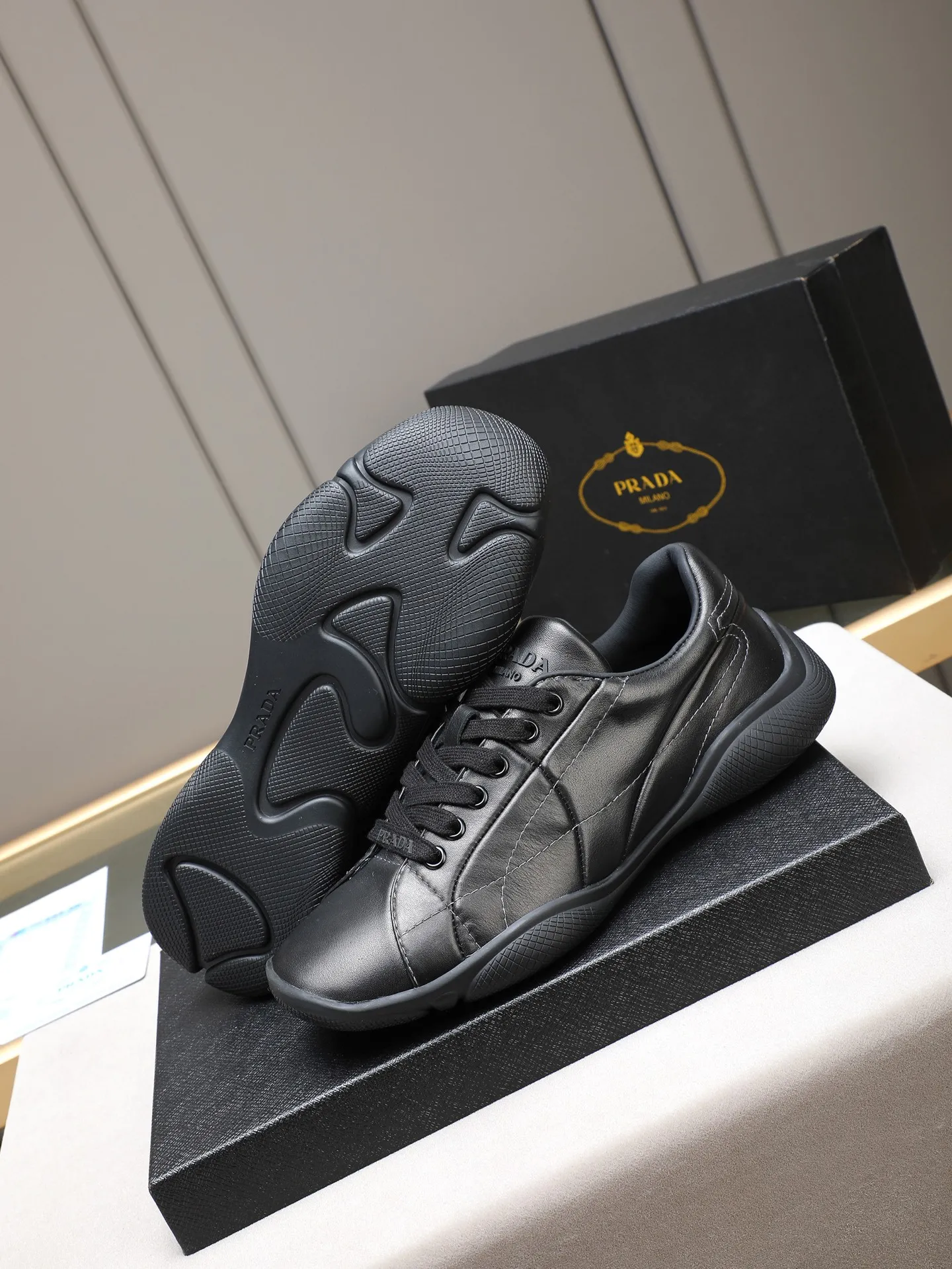 Men's Men's Shoes 💰700 Prada/Prada 1:1 men's casual shoes combine comfort with sophisticated and innovative design. The latest model features a sporty silhouette with visible topstitching that echoes the dynamic lines of the original. Inspired by driving shoes, this sneaker uses a soft and even cow upper, with a light and flexible rubber sole with a concave and convex pattern pattern, giving the sneaker a light appearance and smoothness. The upper is equipped with sports-style stitching, the tongue and laces are injection molded with Epoxy logo, sheep lining and cow foot pads, TPU ultra-light outsole, the upper foot is soft and comfortable, light and breathable! Code:38-39-40-41-42-43-44 (45 customized)